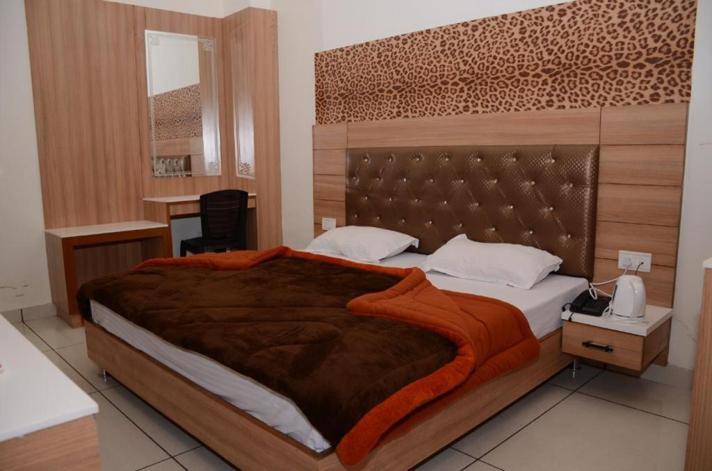 אמריצר Hotel Robin Inn מראה חיצוני תמונה