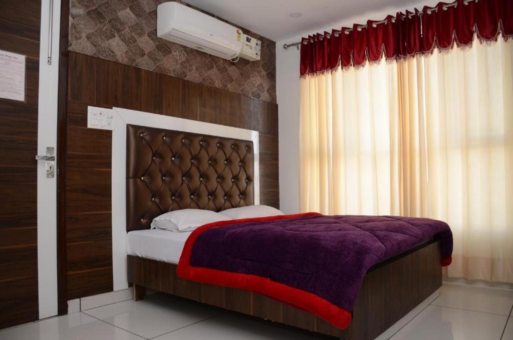 אמריצר Hotel Robin Inn מראה חיצוני תמונה