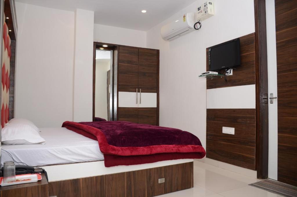 אמריצר Hotel Robin Inn מראה חיצוני תמונה