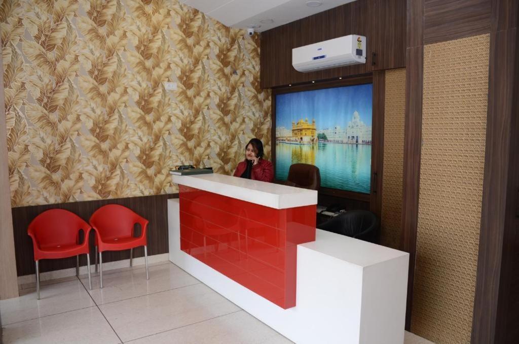 אמריצר Hotel Robin Inn מראה חיצוני תמונה