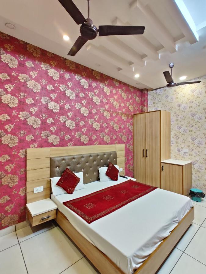 אמריצר Hotel Robin Inn מראה חיצוני תמונה