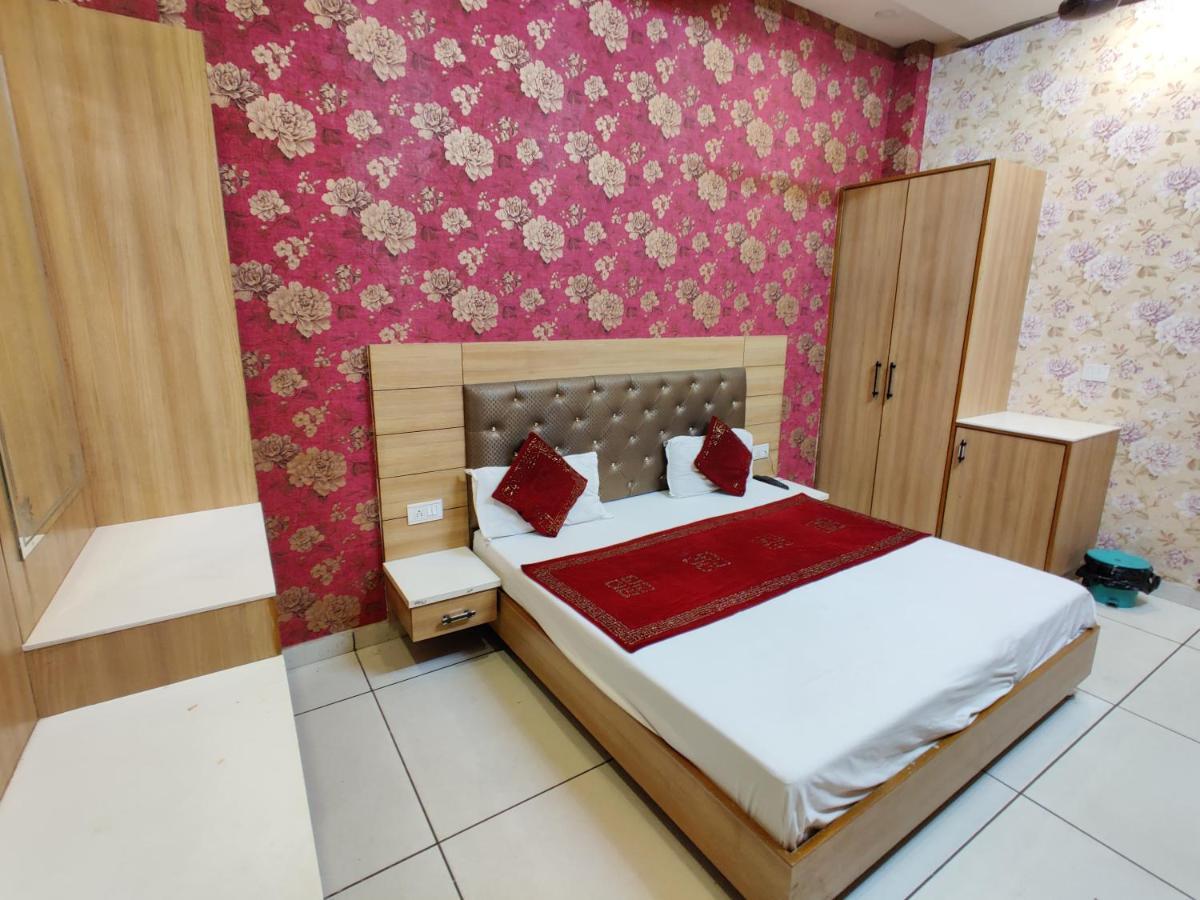אמריצר Hotel Robin Inn מראה חיצוני תמונה