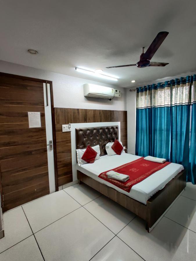 אמריצר Hotel Robin Inn מראה חיצוני תמונה