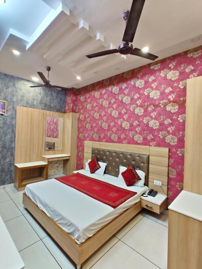 אמריצר Hotel Robin Inn מראה חיצוני תמונה