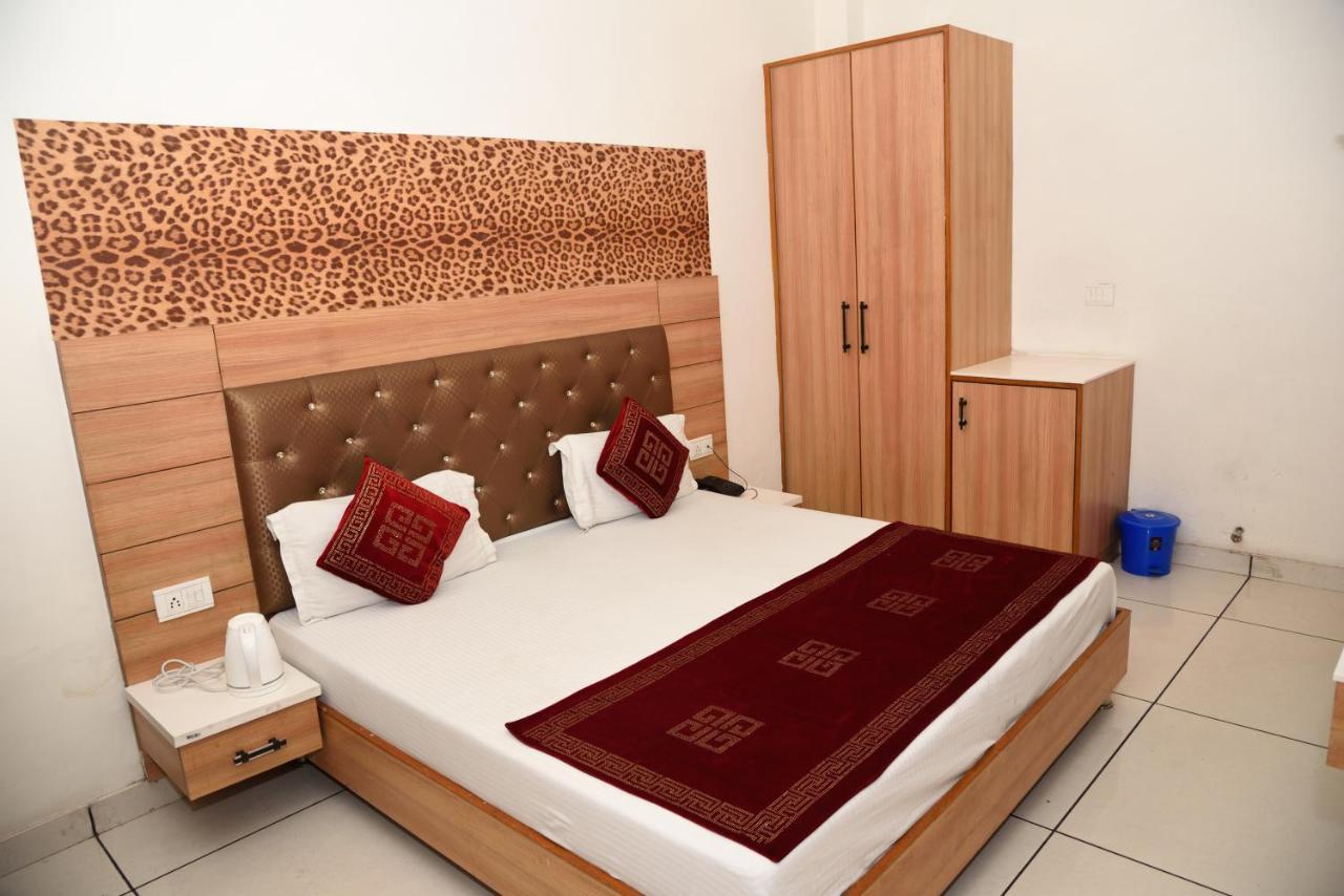 אמריצר Hotel Robin Inn מראה חיצוני תמונה