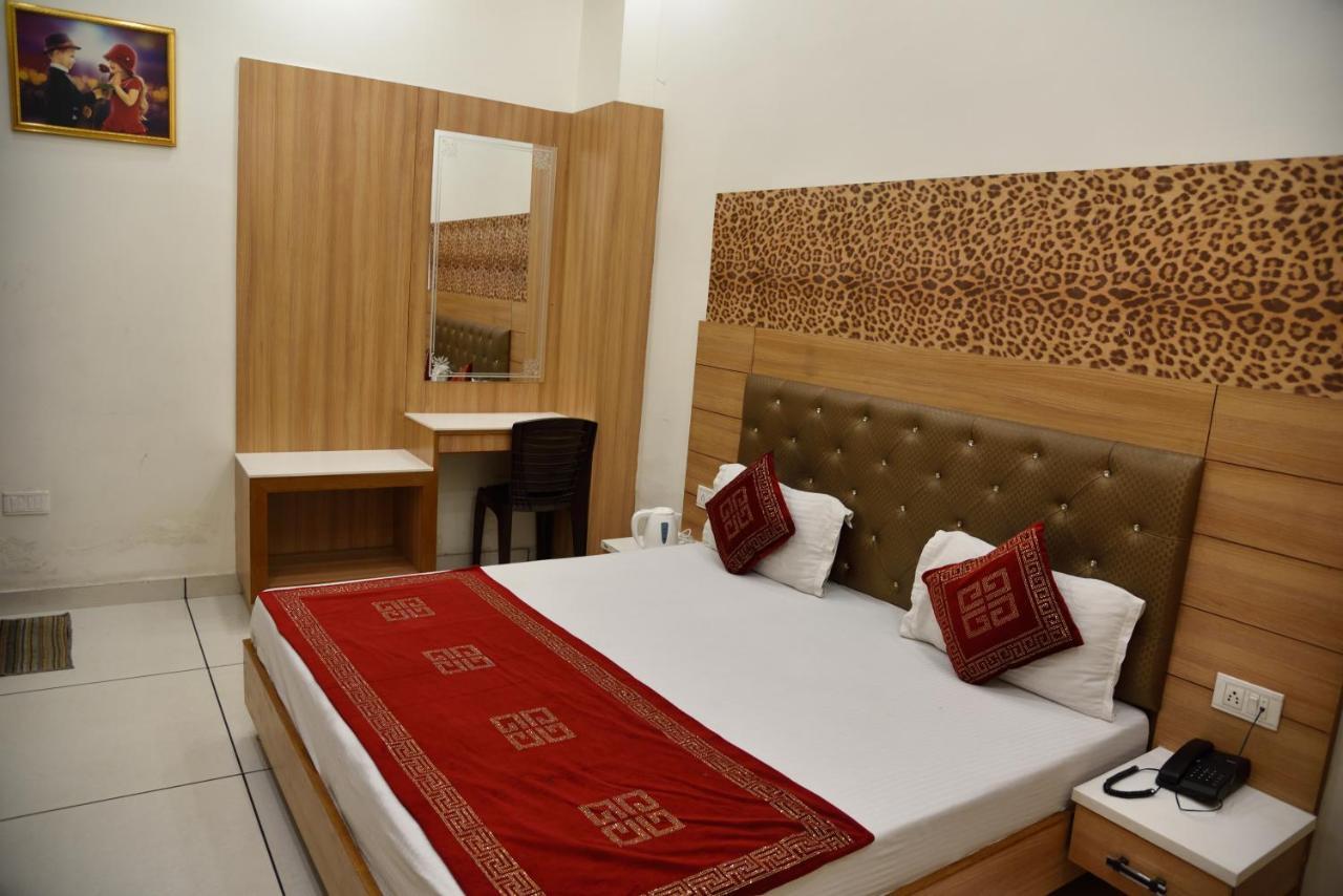 אמריצר Hotel Robin Inn מראה חיצוני תמונה