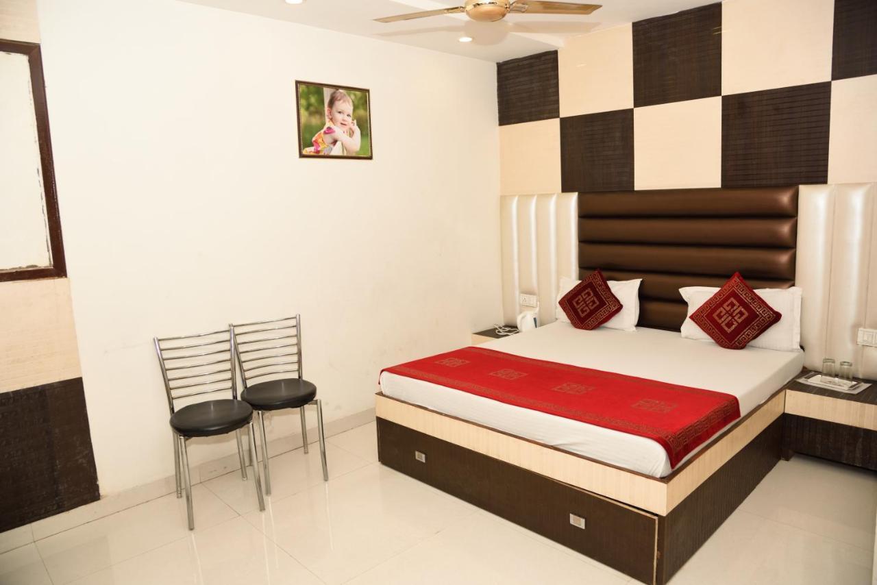 אמריצר Hotel Robin Inn מראה חיצוני תמונה